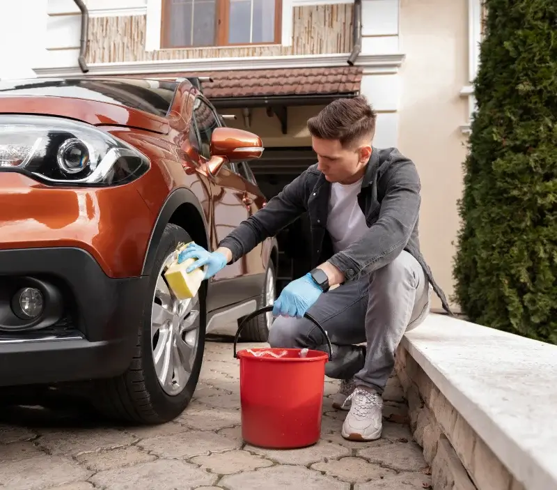 Lavage auto à domicile Ouroux-sur-Saône : professionnel intervenant sur un véhicule